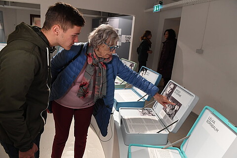Andra Bucci zeigt auf ein Foto von sich und ihrem Cousin Sergio in der Ausstellung am Bullenhuser Damm