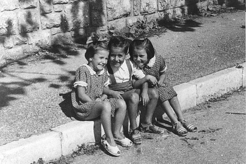 Sergio mit seinen Cousinen Tatiana und Andra im September 1943