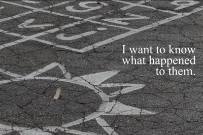 [Translate to English:] Bild einer Kreidezeichnung mit dem Text "I want to know what happened to them